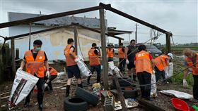 民進黨中央黨部組成的志工團今（3）日前往台南柳營、鹽水和後壁等地，協助需要協助的鄉親清理磚瓦、恢復家園。（圖/民進黨提供）