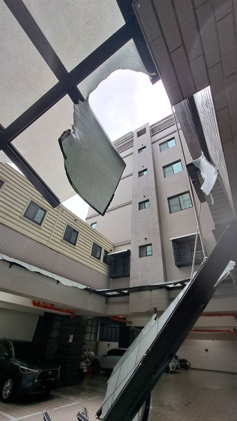 幸好墜落時,下方並無人車,否則後果不堪設想。(圖/翻攝畫面)