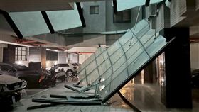台南連日被豪大雨轟炸，2日清晨的一場暴雨造成台南市區多處積淹水，其中在安南區環福街一處華廈內的採光罩疑似抵擋不了暴雨，當天清晨就從3米的高度應聲墜落，瞬間的巨響也嚇壞所有住戶，上前察看後才發現中庭幾乎都是遮光罩碎片，好險當時下方並無人車，否則後果不堪設想。
