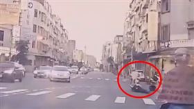 員警慘遭毒蟲拖行300米，場面十分驚險。（圖／翻攝畫面）