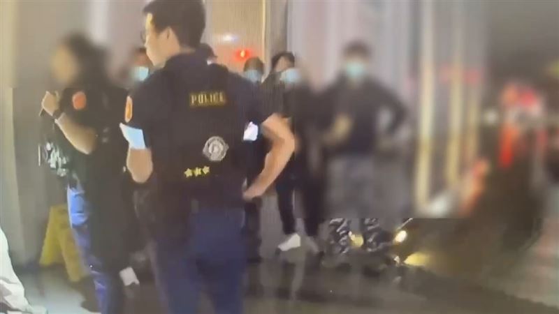 阮男帶隊衝進醫院爭奪經營權,警方獲報趕抵處理,現場亂成一團。(圖/翻攝畫面)