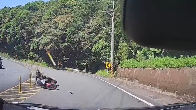 重機騎士行經北宜公路時,不慎在過彎時失控而釀禍。(圖/翻攝畫面)
