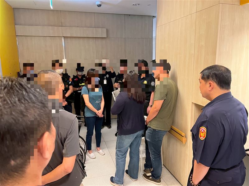 警方將兩方人馬請到院內進行協商。(圖/翻攝畫面)