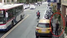 詹男偷走金飾後，搭乘門口的計程車逃跑。（圖／翻攝畫面）