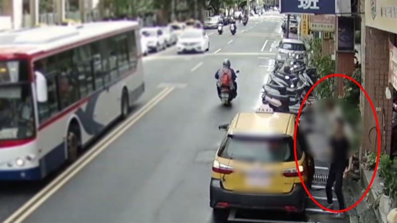 詹男偷走金飾後,搭乘門口的計程車逃跑。(圖/翻攝畫面)