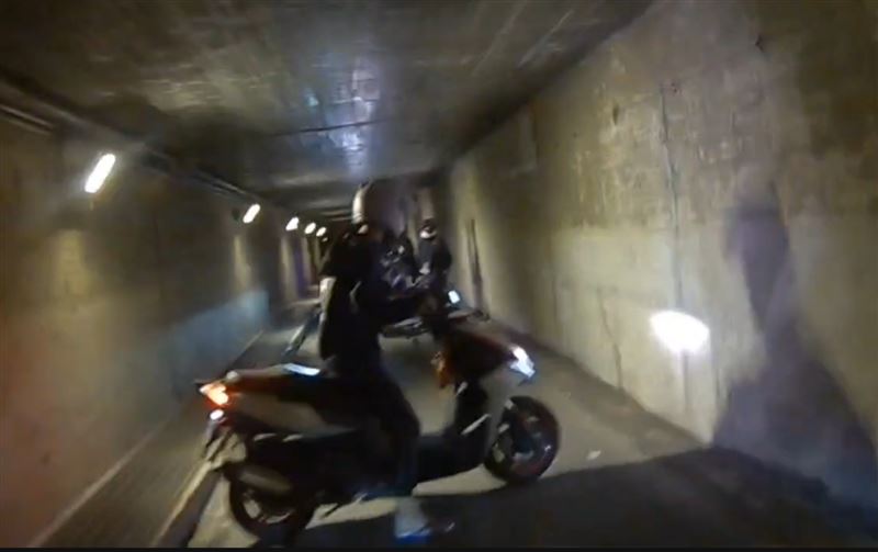 其中一名飆仔想調頭,但自撞涵洞牆壁摔車。(圖/翻攝畫面)