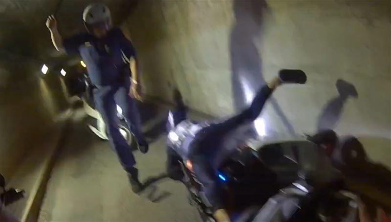 其中一名飆仔想調頭,但自撞涵洞牆壁摔車。(圖/翻攝畫面)