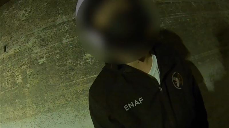 想落跑的飆仔摔車後,一直喊「拍謝」。(圖/翻攝畫面)