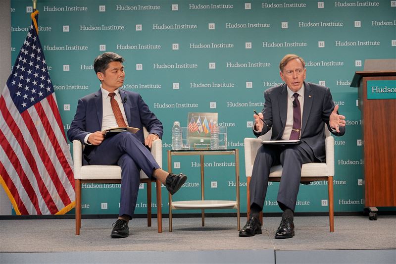 許毓仁指出,彼卓瑞斯在整場對談中反覆強調的核心訊息­「提高國防預算」。(圖/翻攝自許毓仁臉書)