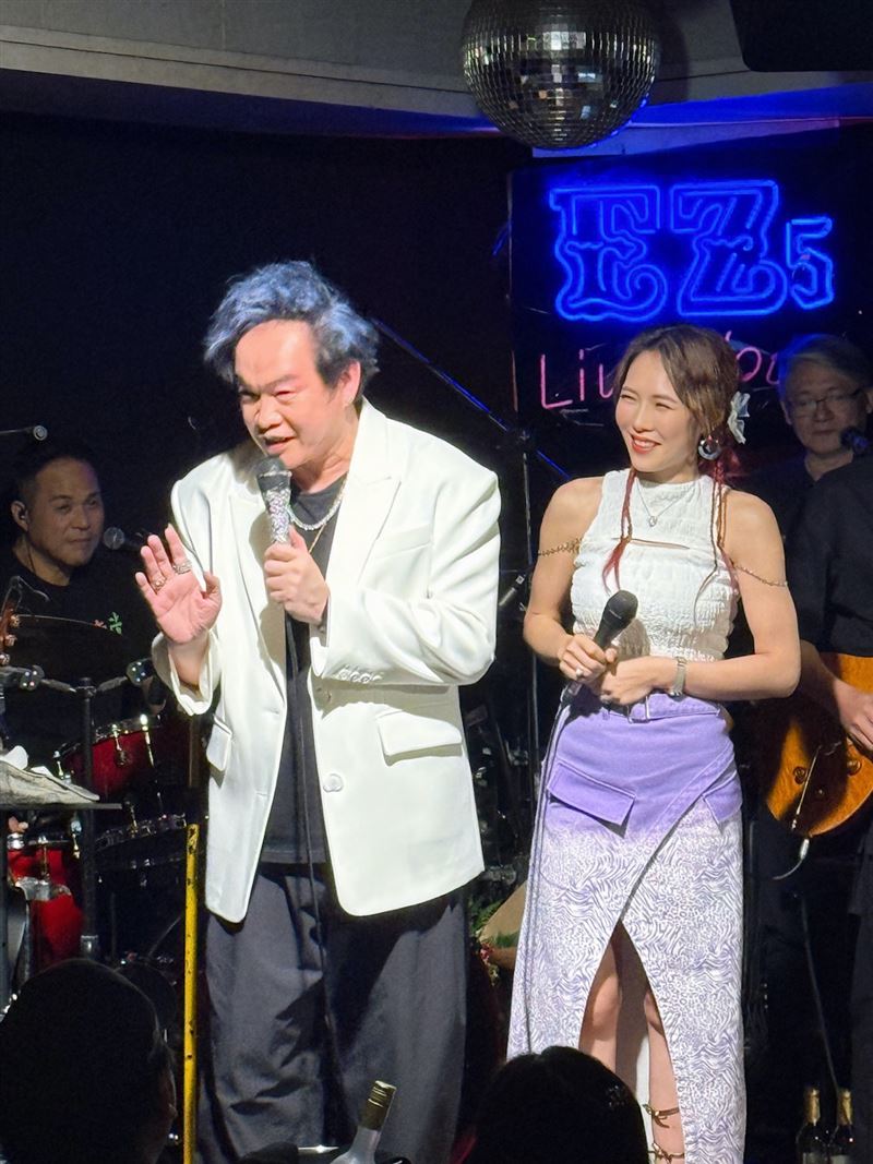 吳申梅日前朝聖康康演唱會,臨時被 Cue 上台合唱。(圖/吳申梅提供)