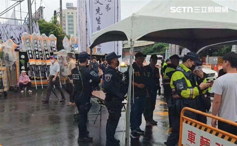 傳出近2000人弔唁,現場部署警力荷槍實彈。(圖/翻攝畫面)