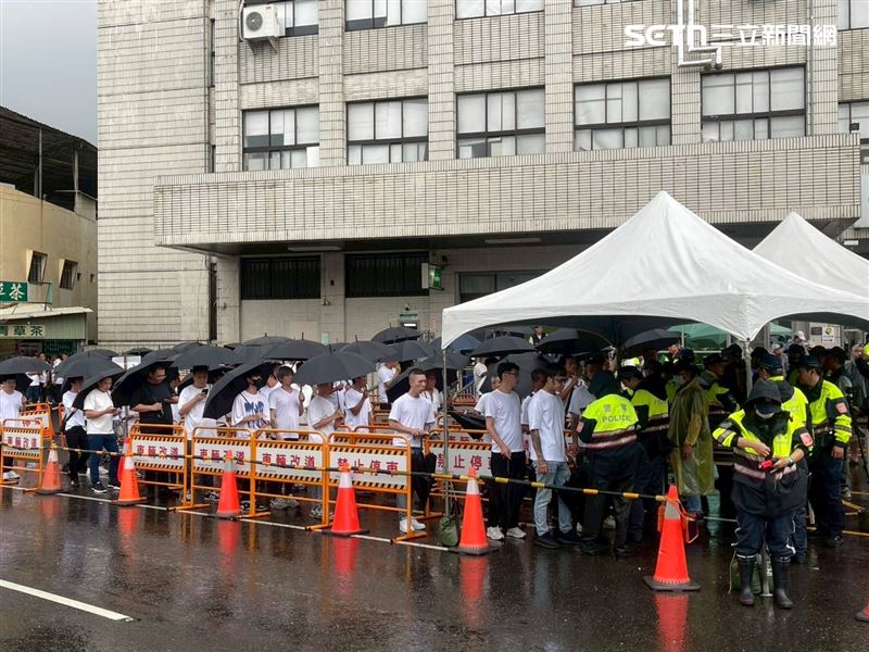 告別式現場用拒馬圍出排隊動線。(圖/翻攝畫面)