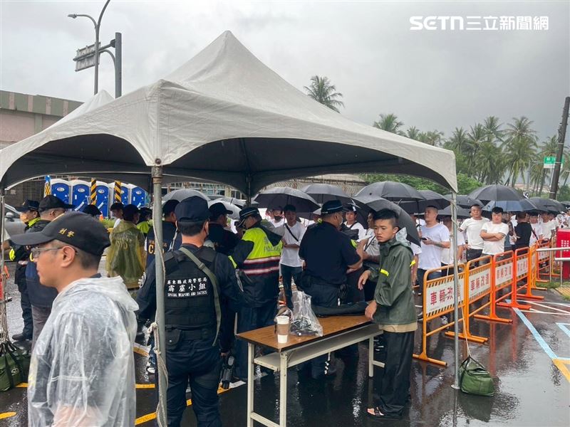 告別式現場用拒馬圍出排隊動線。(圖/翻攝畫面)