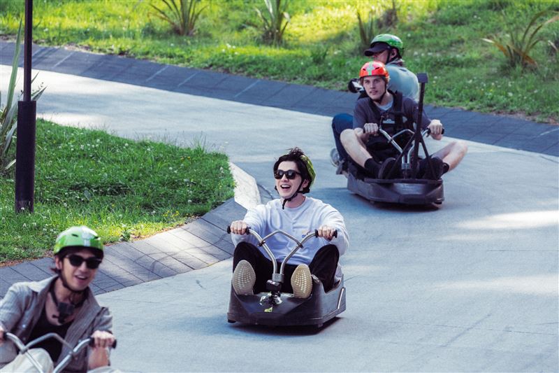 陳柏霖(前)、新田真劍佑(中)在斜坡滑車上飆車。(圖/出去一下What A Trip提供)