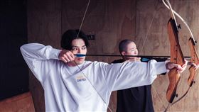 新田真劍佑(左)與草野大成射箭架式十足。（圖／出去一下What A Trip提供）