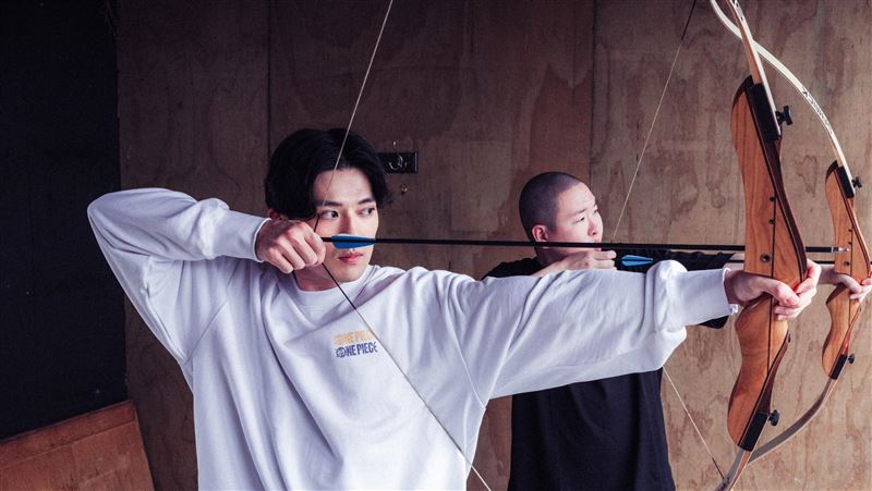 新田真劍佑(左)與草野大成射箭架式十足。(圖/出去一下What A Trip提供)