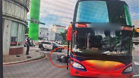 遊覽車,南崁,騎士,倒車,桃園,蘆竹,車火（圖／翻攝畫面）