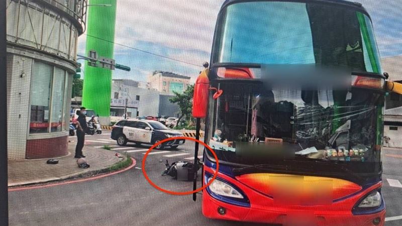 呂女右轉時與遊覽車發生碰撞。(圖/翻攝畫面)