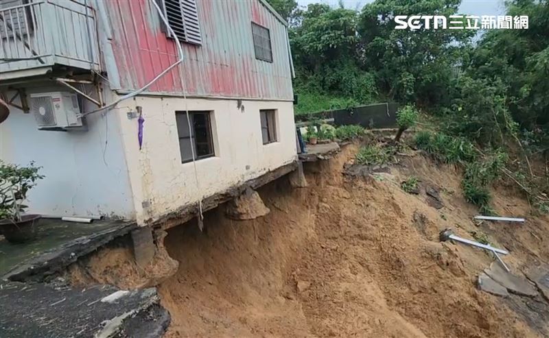 民宅地基掏空，鋼筋裸露，此刻脆如紙。（圖／翻攝畫面）