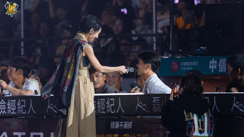 戴佩妮演唱歌曲《怎樣》時,江坤宇被點名接唱。(圖/中信兄弟提供)
