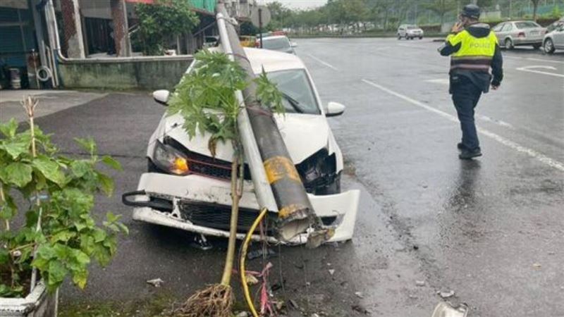 宜蘭蘇澳發生車禍事故,汽車撞斷電桿被砸中。(圖/翻攝畫面)