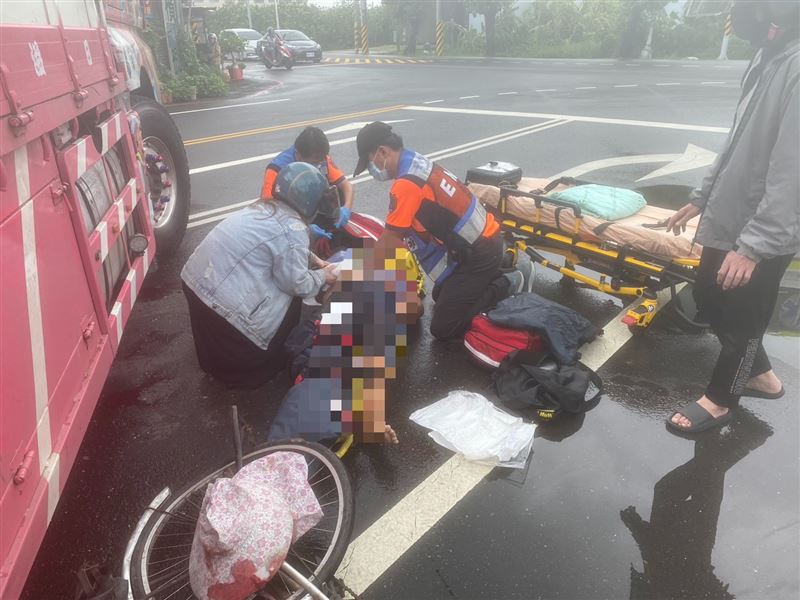 警消趕抵現場急救,沒想送醫後仍傷重不治。(圖/翻攝畫面)