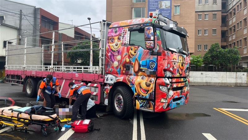 朱男駕駛大貨車經過該處,沒發現到車側有人,當場將陳王姓婦人撞倒。(圖/翻攝畫面)