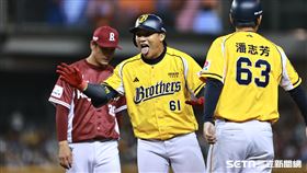 ▲中職36年例行賽，中信兄弟二壘手王政順敲出安打，送回陳俊秀先馳得點。（圖／記者劉彥池攝影）