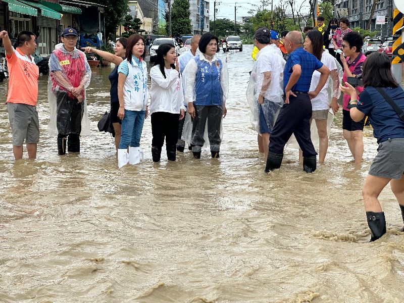 大湖口溪水位暴漲，因溪水倒灌及街區積水宣洩不及，造成斗南約300戶淹水，張麗善（中左）到場勘災。（圖／中央社）