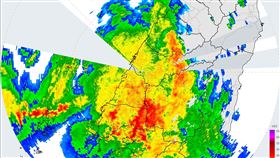 「觀氣象看天氣」今（3）天下午3時30分許發文提醒，西南氣流強風軸持續北上中，目前中部成為降雨熱區。