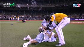 ▲Super Junior-D&E開球，東海投出觸身球砸到銀赫，兩人作勢「大場面」互毆。（圖／翻攝自CPBLTV）