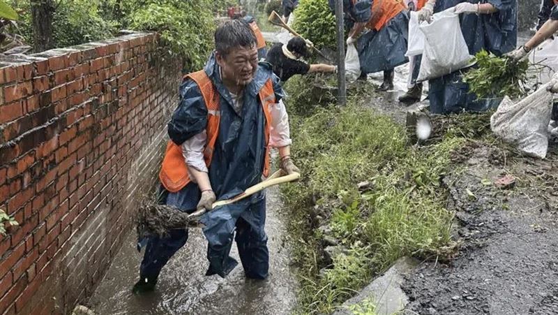 何博文帶頭協助台南居民搶災。(圖/翻攝自陳柏惟臉書)