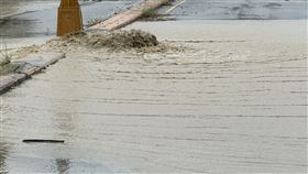 雨勢不斷　雲林斗南鎮淹水（2）雲林縣雨勢不斷，3日大湖口溪水位暴漲達到警戒滿水位，斗南市區積水宣洩不及，溪水還發生倒灌，水溝人孔蓋不斷湧出泥水。（民眾提供）中央社記者蔡智明傳真　114年8月3日
