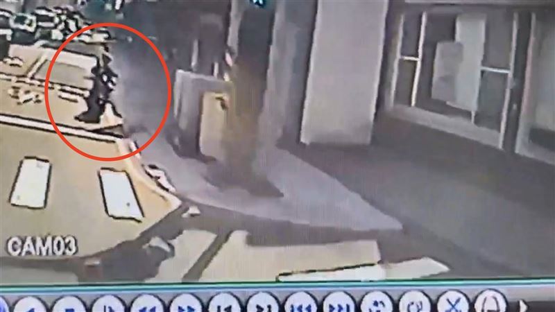 女騎士與遊覽車一同右轉,遭到撞擊輾斃。(圖/翻攝畫面)