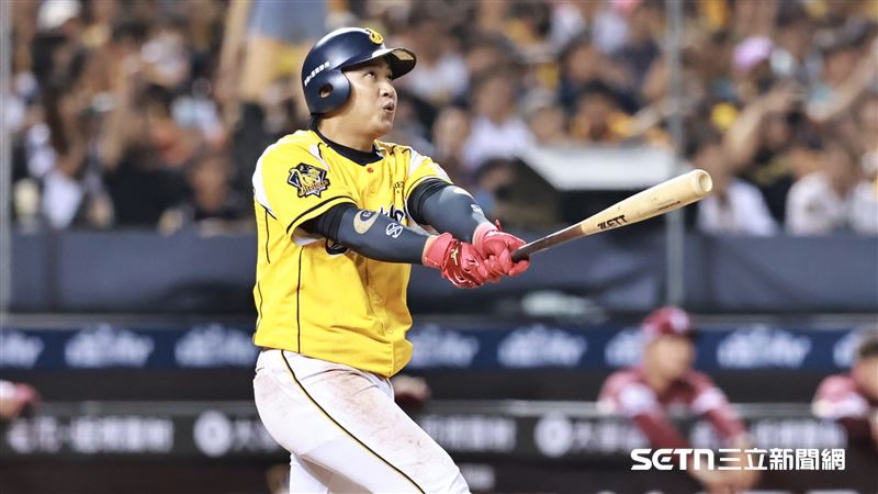 中職36年例行賽，中信兄弟二壘手王政順炸裂2分砲。（圖／記者劉彥池攝影）