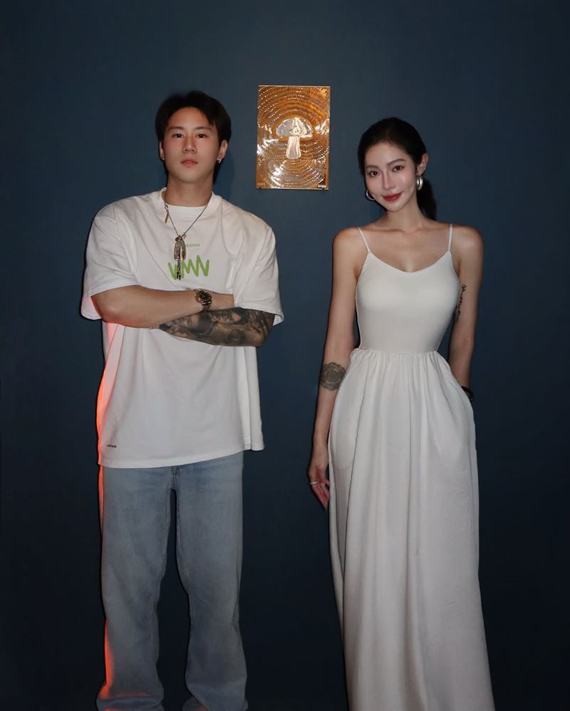 張敏PO出和楊博涵一起看展的照片。(圖/翻攝自IG)