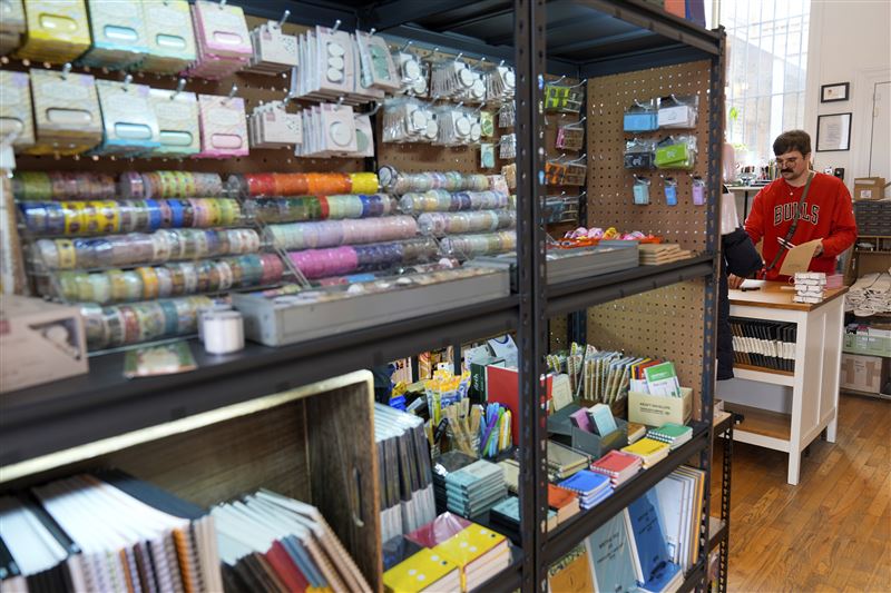 專家解釋,關稅會讓很多日用品變貴,因此對低收入者的影響最大。(圖/美聯社/達志影像)