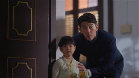 修杰楷飾演「張金河」與小安娜。（圖／華視提供）