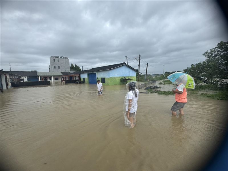 雲林多處嚴重積水不退，水位約達成人小腿高度，部分住戶家中仍泡在水中。(圖/翻攝畫面)