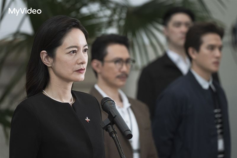 《零日攻擊》Janet(前)飾演台灣總統。(圖/牽猴子提供)