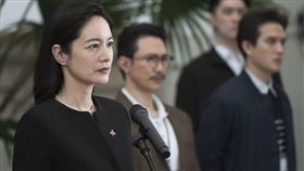圖2：《零日攻擊》Janet（前）飾演台灣總統。（圖／牽猴子提供）