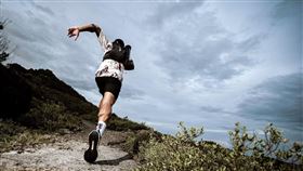 ▲UTMB正式登台，讓台灣越野跑圈躍上全球舞台，墾丁將成國際跑者的新熱點，Xtrail Kenting將於2026年登場，結合山海地貌挑戰極限體能，賽道穿越叢林與峽谷，展現恆春半島原始野性與自然風貌，UTMB引爆跑旅商機，墾丁觀光預估帶動大量國際與在地消費。（圖／翻攝自Xtrail官網）