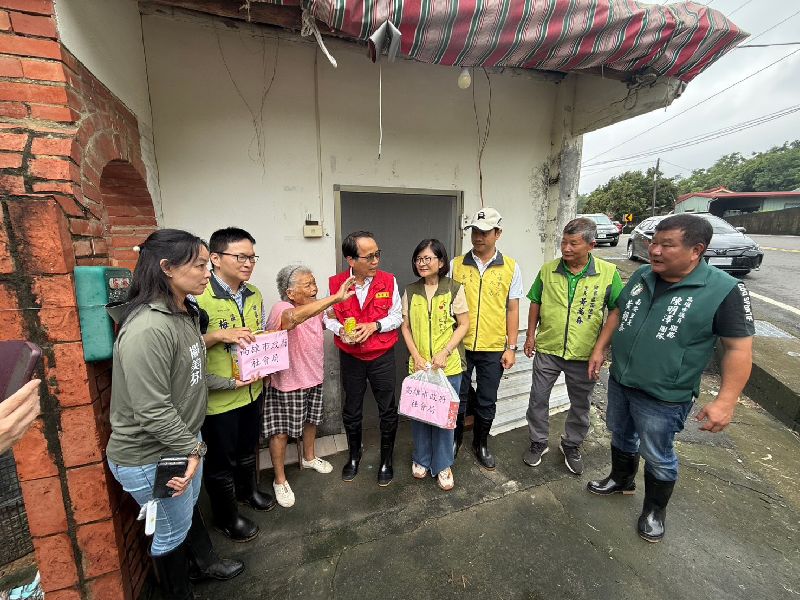 高雄副市長林欽榮（左4）3日下午前往旗山區、內門區與田寮區，訪視及慰問民眾。（圖／高雄市水利局提供）