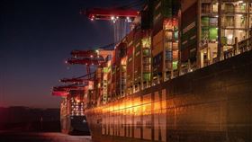 ▲國泰世華首席經濟學家林啟超表示，美國對台課徵對等關稅首波衝擊將集中於傳統產業，鋼鐵、水五金與汽車零件首當其衝，年化衝擊上看80億美元，半導體與ICT尚未列入課稅，8月10日成政策觀察關鍵。（示意圖／PIXABAY）