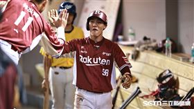 ▲中職36年例行賽，樂天桃猿左外野手陳晨威靠林承飛安打跑回第3分。（圖／記者劉彥池攝影）