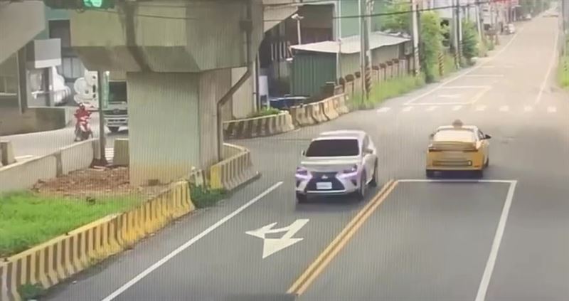 犯嫌持刀威脅婦人下車，並開走她的銀色休旅車，目前車輛已尋獲，但車上現金遭竊。（圖／翻攝畫面）