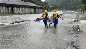 台中,台8線,中橫公路大甲溪河床,沙洲,浮屍。（圖／翻攝畫面）