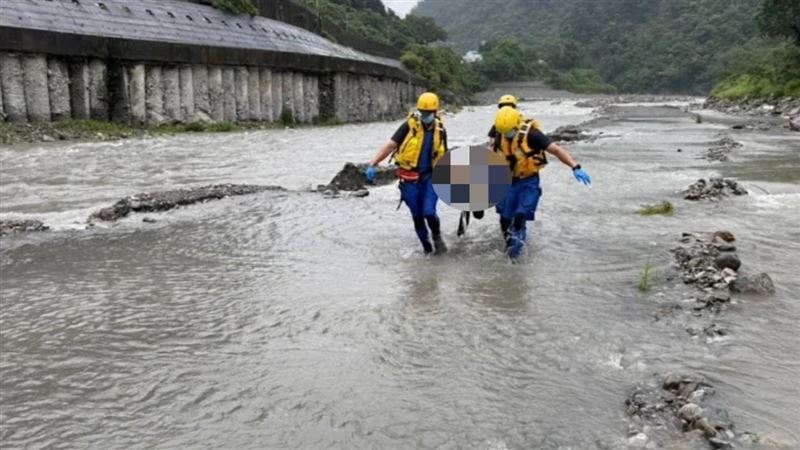 男性浮屍卡河床沙洲,。（圖／翻攝畫面）