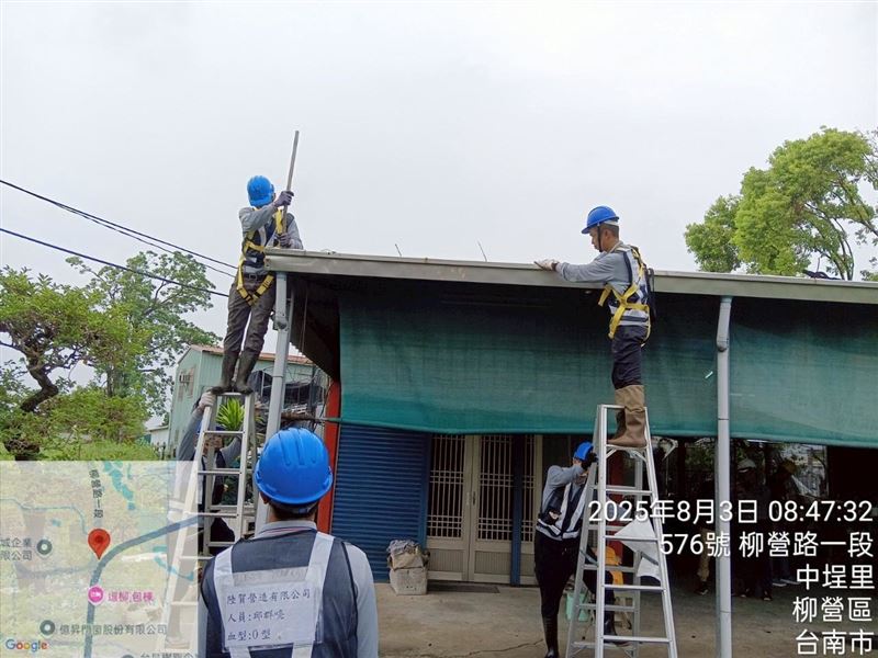 行政院雲嘉南災後復原前進指揮所會同中央與地方相關單位,分頭進駐17個行政區進行災屋修繕作業。(圖/行政院提供)