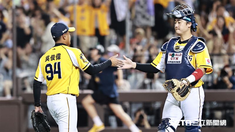中信兄弟終結者吳俊偉守住球隊勝利。（圖／記者劉彥池攝影）